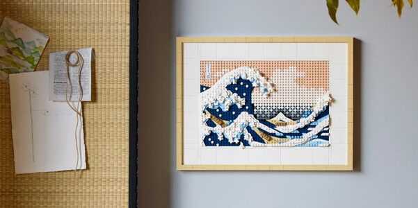 La grande onda di Hokusai diventa una scultura Lego